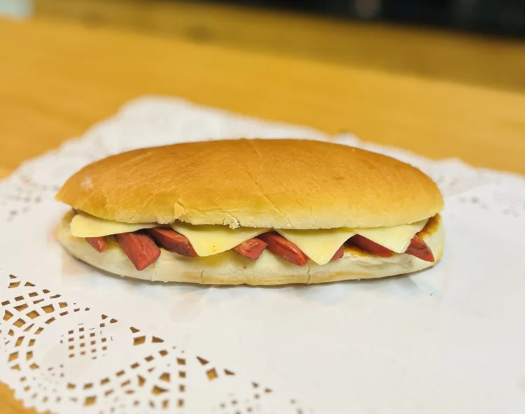 Kaşarlı Sosisli Sandviç